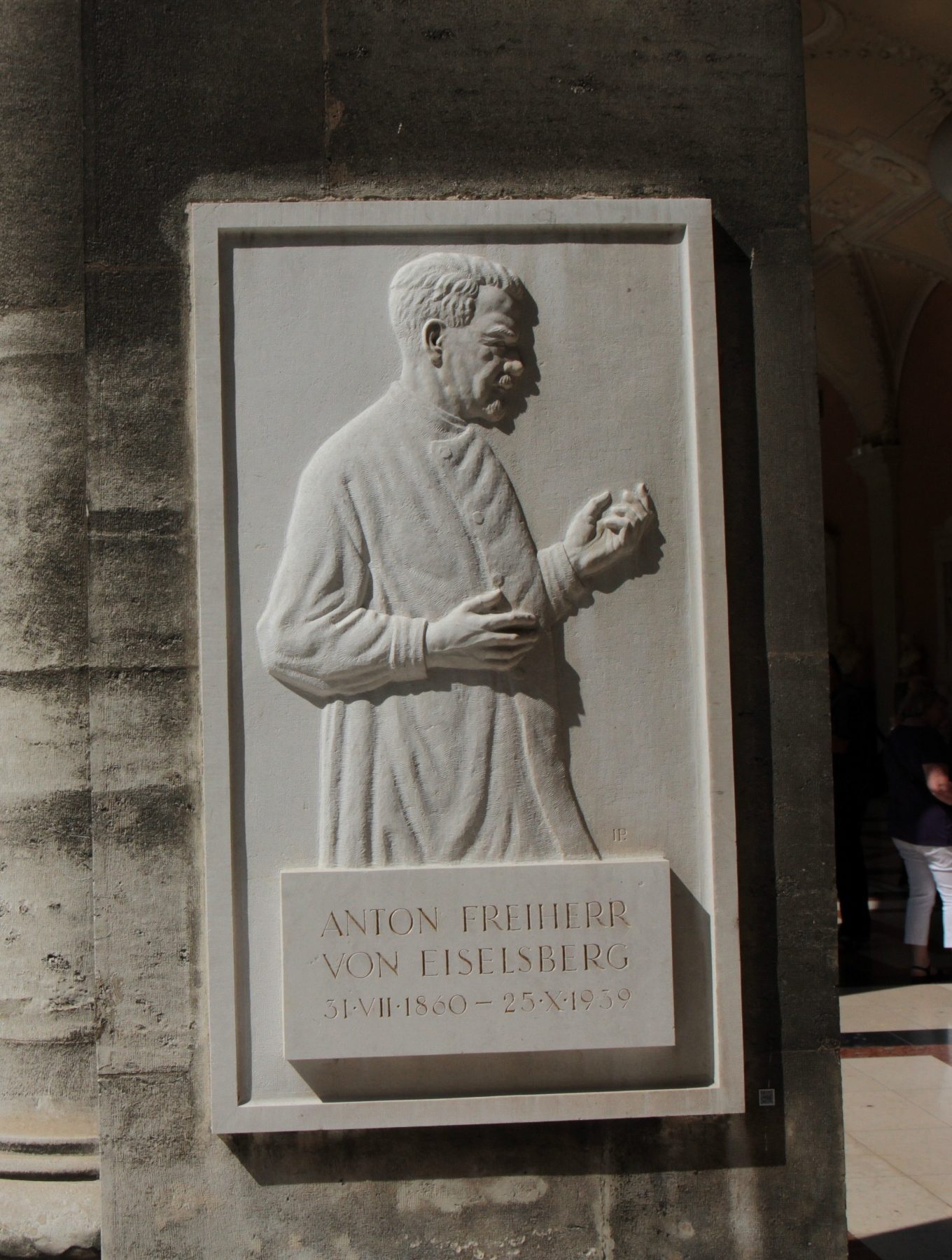 Anton Eiselsberg's bas-relief, Medical monuments B, UNI Vienna - 02.jpg